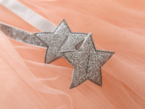 Robe de célébration pour enfant fille, détails des motifs étoiles et tissu