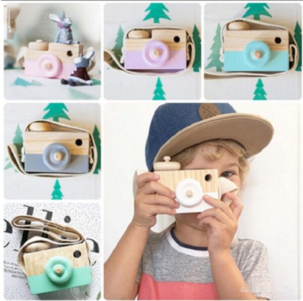 Enfant garçon qui joue avec un appareil photo en bois