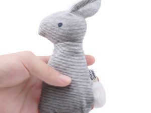 Peluche lapin pour bébé - peluche dans la main