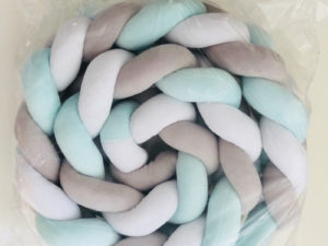 Tour de lit tressé couleur bleu, blanc et gris