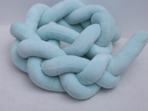 Tour de lit bleu en forme de tresse