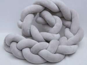 Tour de lit gris en forme de tresses