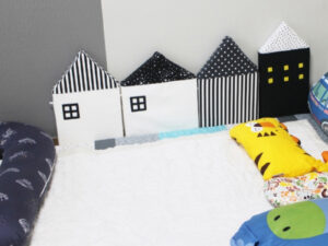 Tour de lit bébé maisons noir et blanc