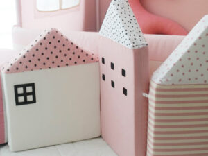 Tour de lit bébé maisons rose et blanc
