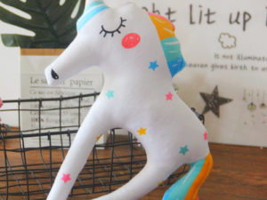 Oreiller peluche licorne - Déco chambre bébé fille ou enfant fille