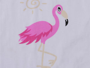 Flamant rose sur la robe blanche