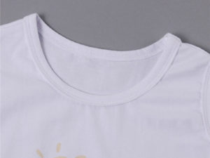 Col de la robe d'été blanche pour fille