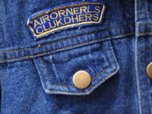 Détail de la veste en jean pour fille