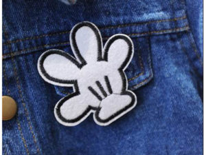 Main de Mickey sur la veste en jean pour fille