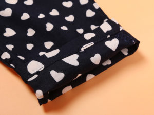 Détails de la combinaison pour fille - couleur noir avec petits cœurs beiges