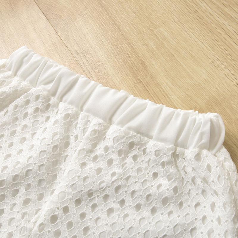 Short blanc de l'ensemble fille