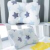 Coussin anti-tête plate pour bébé, étoiles gris et bleu