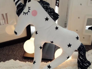 Oreiller peluche licorne noir et blanc