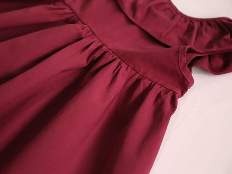 Détail de la robe bordeaux sans manches