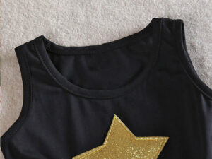 Détails de la robe - Couleur noir - Étoile couleur or brodé sur la robe