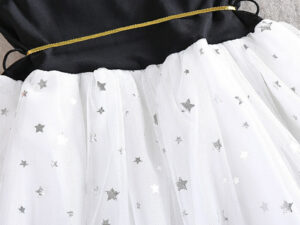 Robe côté dos en détail - Étoiles en argent sur la robe blanche