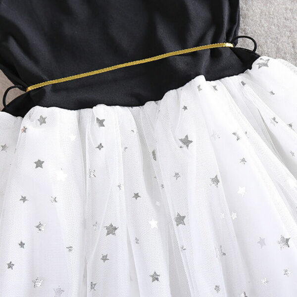 Robe côté dos en détail - Étoiles en argent sur la robe blanche