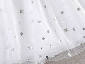 Motifs étoiles en argent sur la robe fille
