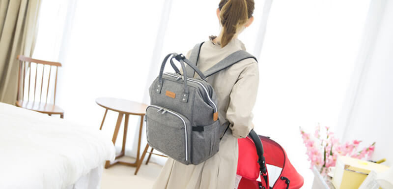 Sac à langer transformé en sac à dos