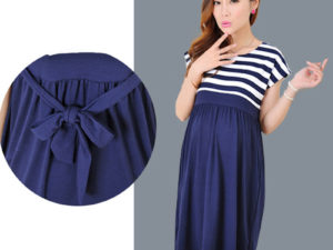 Robe bleue mi-longue femme enceinte