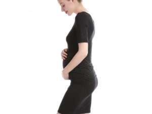 Robe noire, mi-longue, femme enceinte