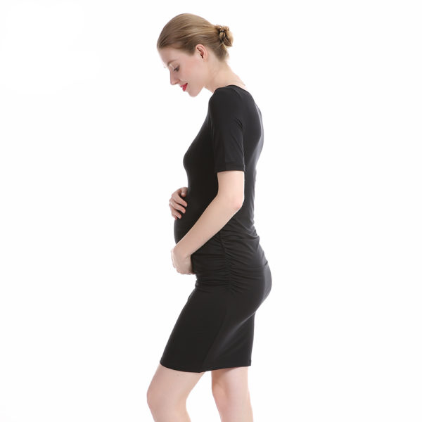 Robe noire, mi-longue, femme enceinte