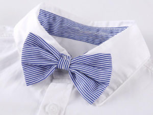 Ensemble garçon avec nœud papillon bleu