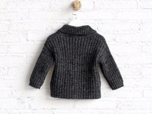 Gilet noir garçon vu de dos