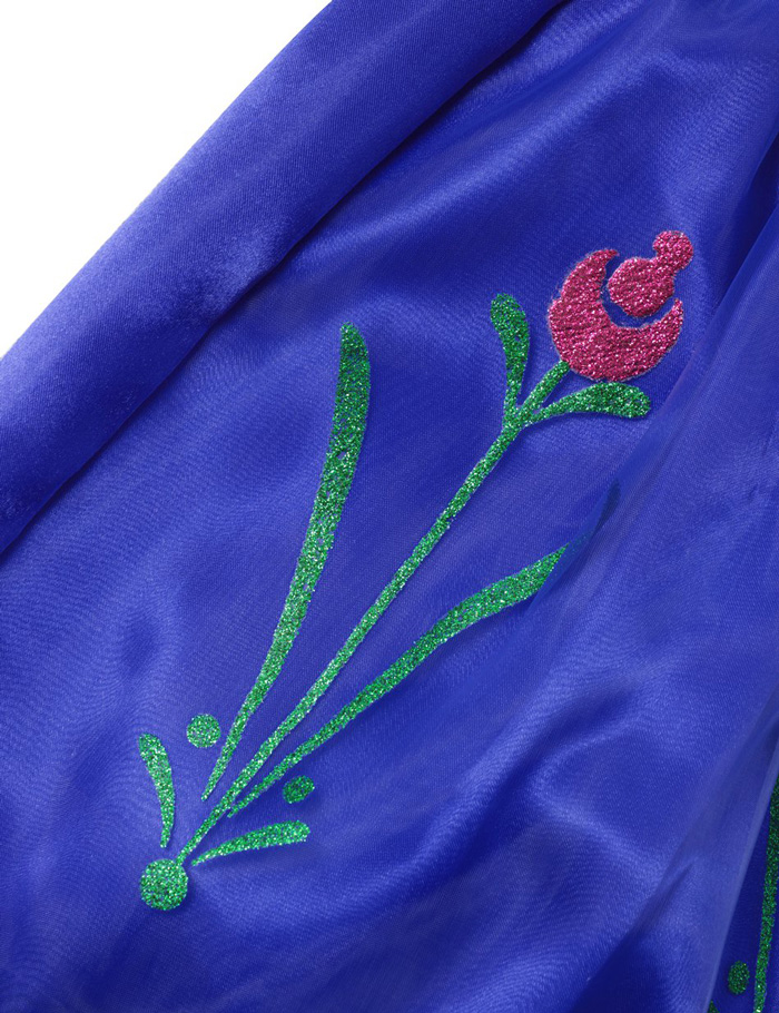 Motifs fleurs sur le costume d'Anna