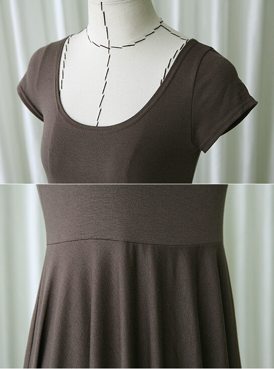 Détails de la robe d'été marron pour femme enceinte