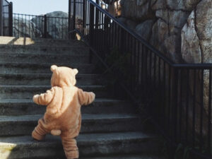 Bébé dehors avec son costume ours