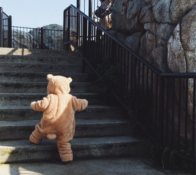 Bébé dehors avec son costume ours