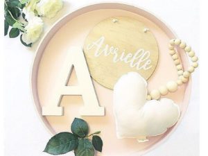 Collier en bois avec un cœur blanc - Accessoire déco chambre bébé