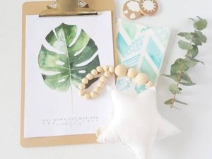 Collier en bois avec étoile blanche - Accessoire déco chambre bébé