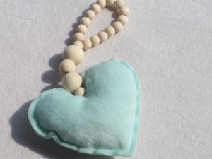 Collier en bois avec cœur vert