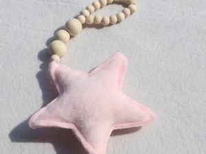 Collier en bois avec étoile rose