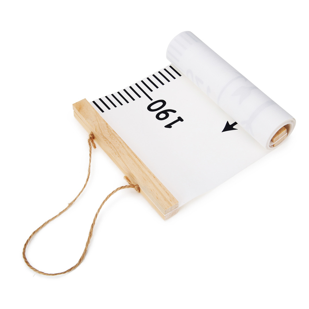 Toise blanche minimaliste pour chambre enfant