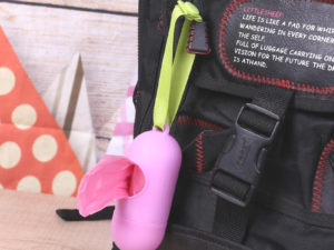 Capsule accrochée au sac à langer bébé