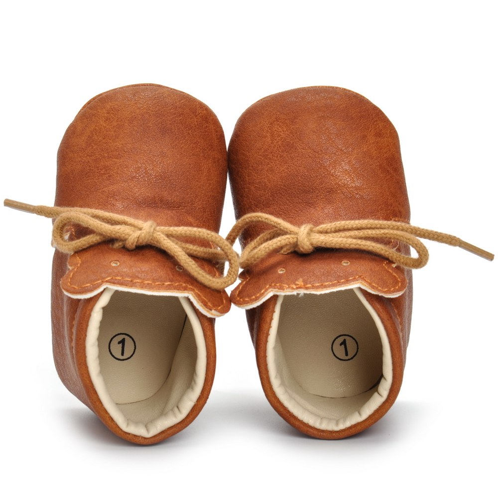 Chaussures bébé en cuir marron vue de dessus