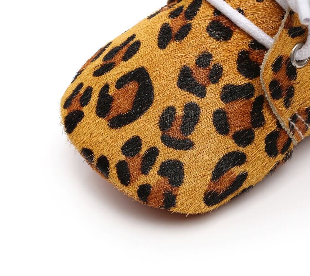 Mocassins bébé peau de panthère en détail