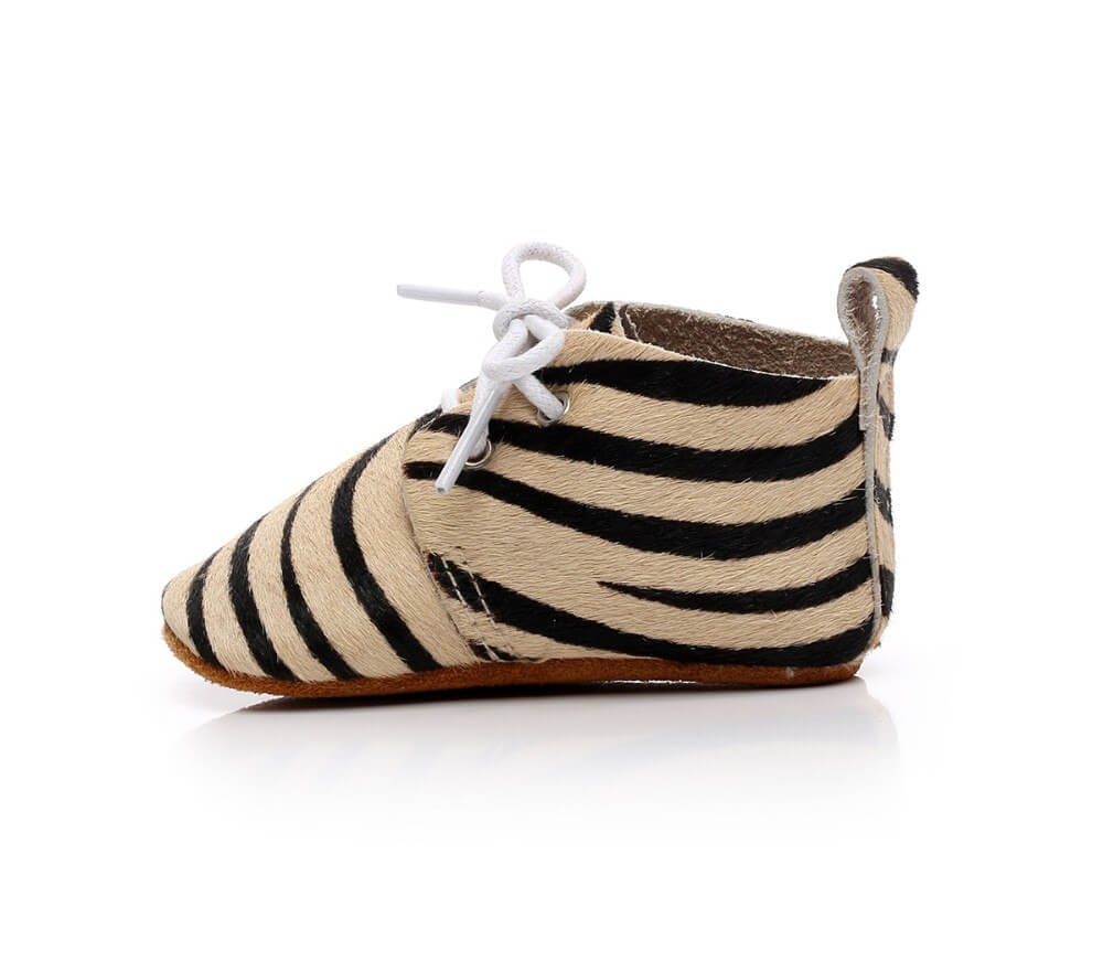 Chaussure mocassin bébé peau de zèbre vue de côté