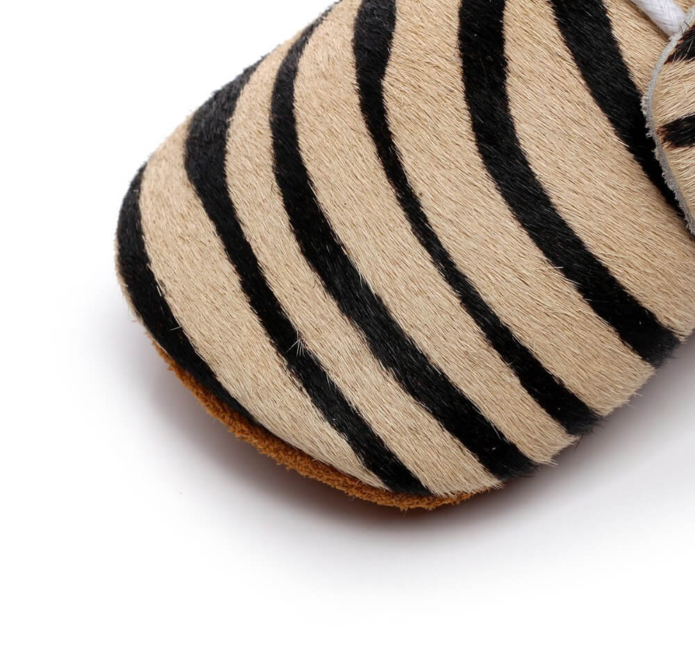 Mocassin bébé imitation peau de zèbre vue en détail