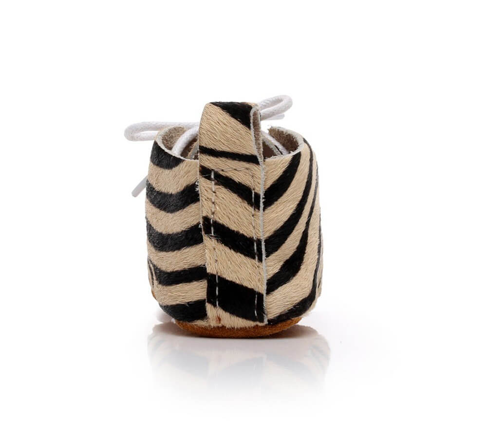 Vue de derrière, chaussure bébé, peau de zèbre