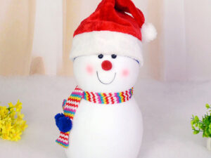 Bonnet de Noël porté par un bonhomme de neige