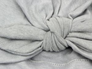 Détail du bonnet turban gris pour bébé