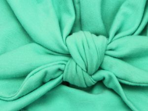 Détail du bonnet turban vert pour bébé