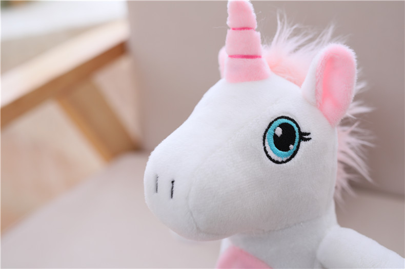 Tête de la peluche licorne