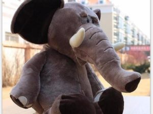 Peluche éléphant d'Afrique avec ses défenses et de grandes oreilles