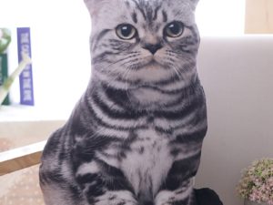 Coussin décoratif en forme de chat gris à rayures noires