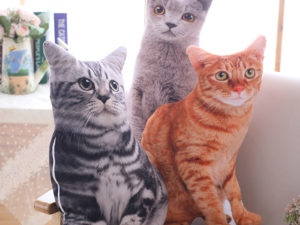 Chats réalistes en peluche : chat gris à rayures noires, chat roux et chat gris